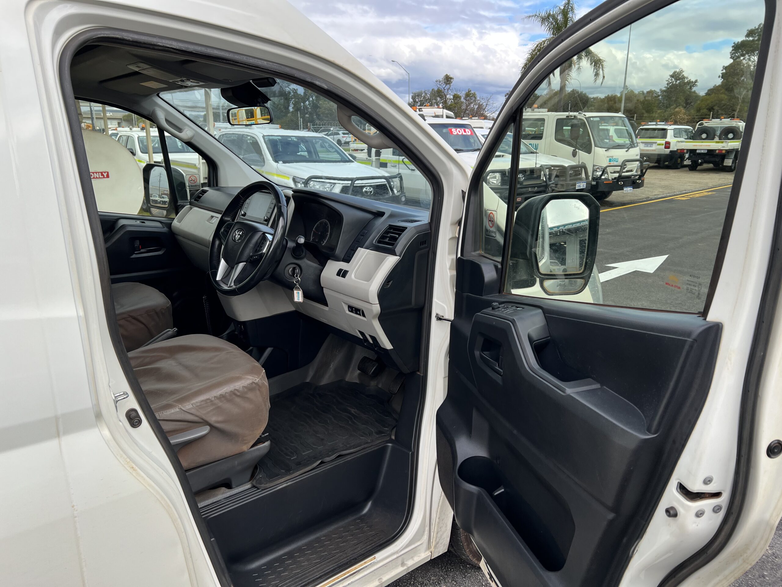 2019 12 Seat Toyota Commuter - 1GUS504 - Image 9