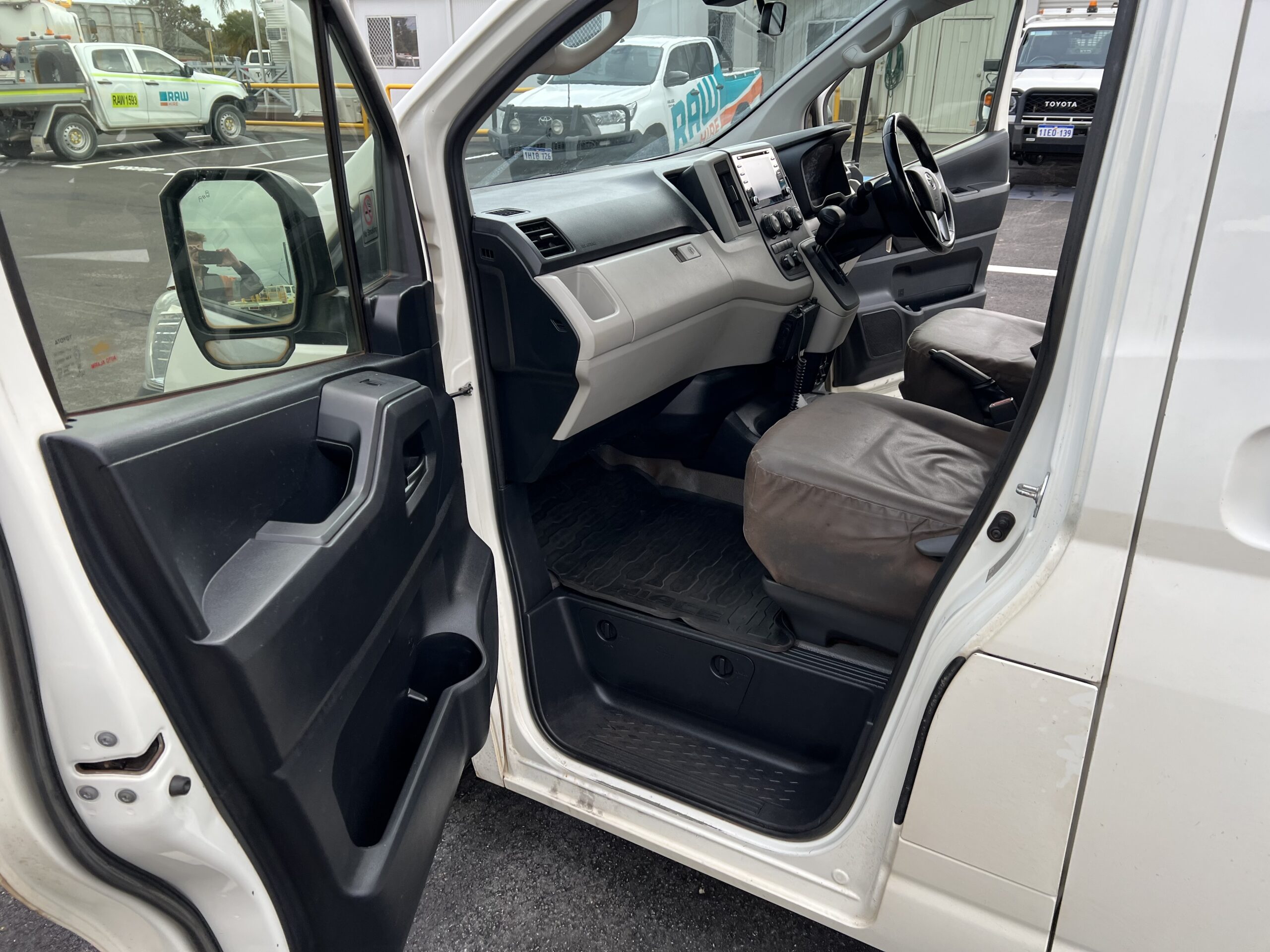 2019 12 Seat Toyota Commuter - 1GUS504 - Image 8
