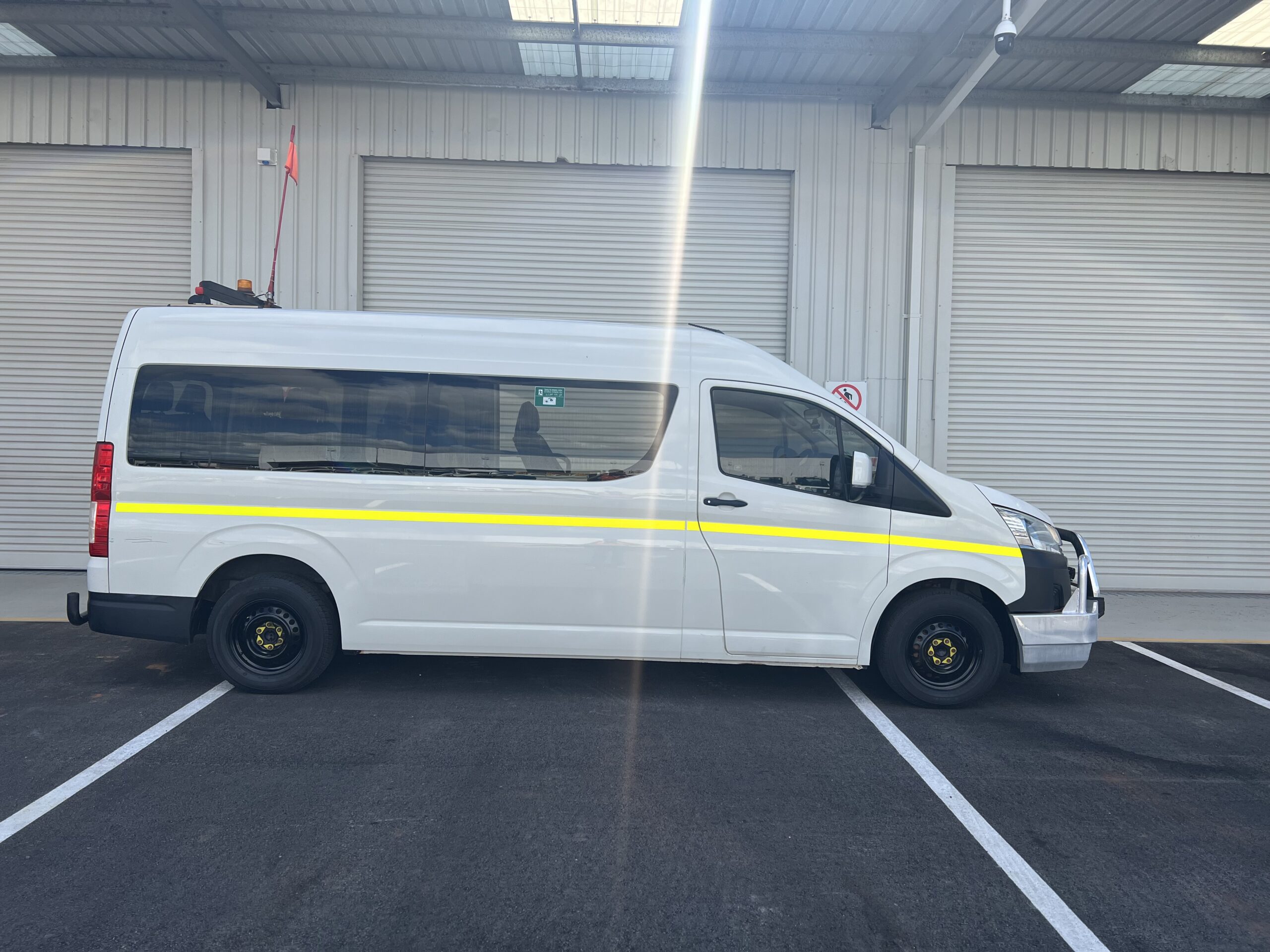 2020 12 Seat Toyota Commuter - 1GYV267 - Image 5