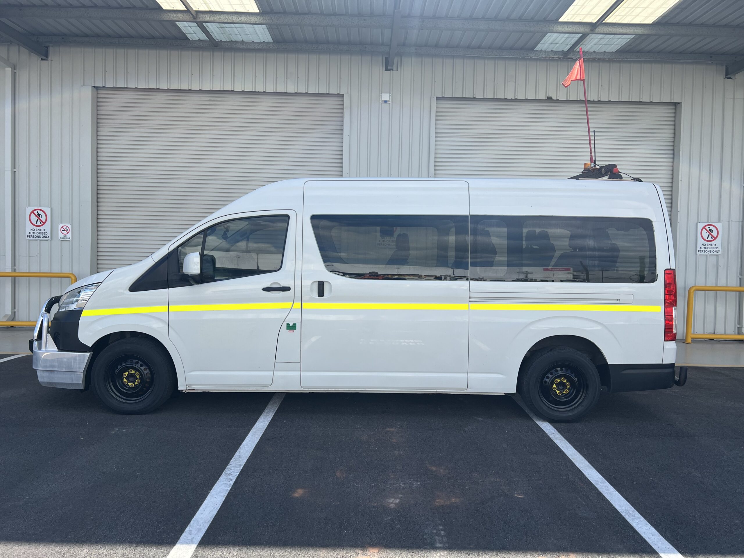 2020 12 Seat Toyota Commuter - 1GYV267 - Image 6