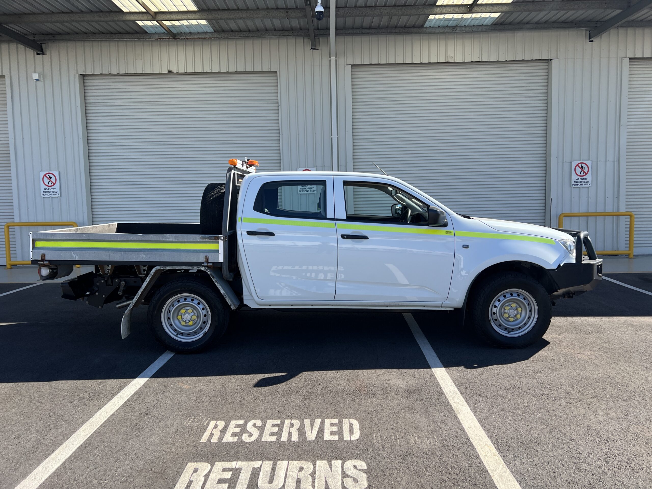 2022 Isuzu DMAX Tray Back Ute - 1HUI959 - Image 4