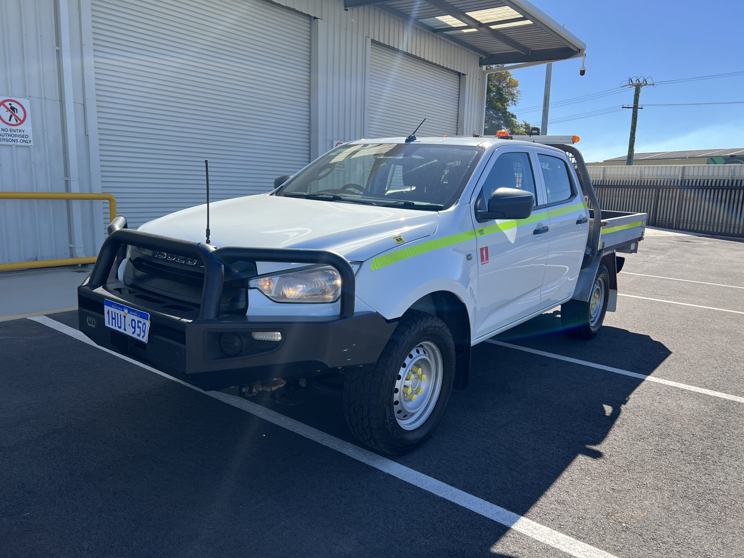 2022 Isuzu DMAX Tray Back Ute - 1HUI959 - Image 2