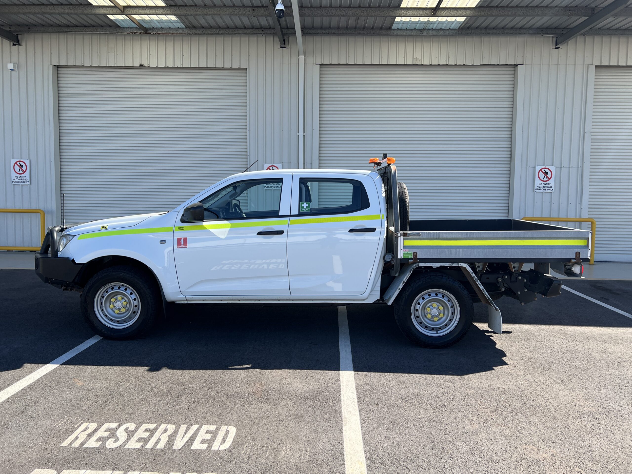 2022 Isuzu DMAX Tray Back Ute - 1HUI959 - Image 5
