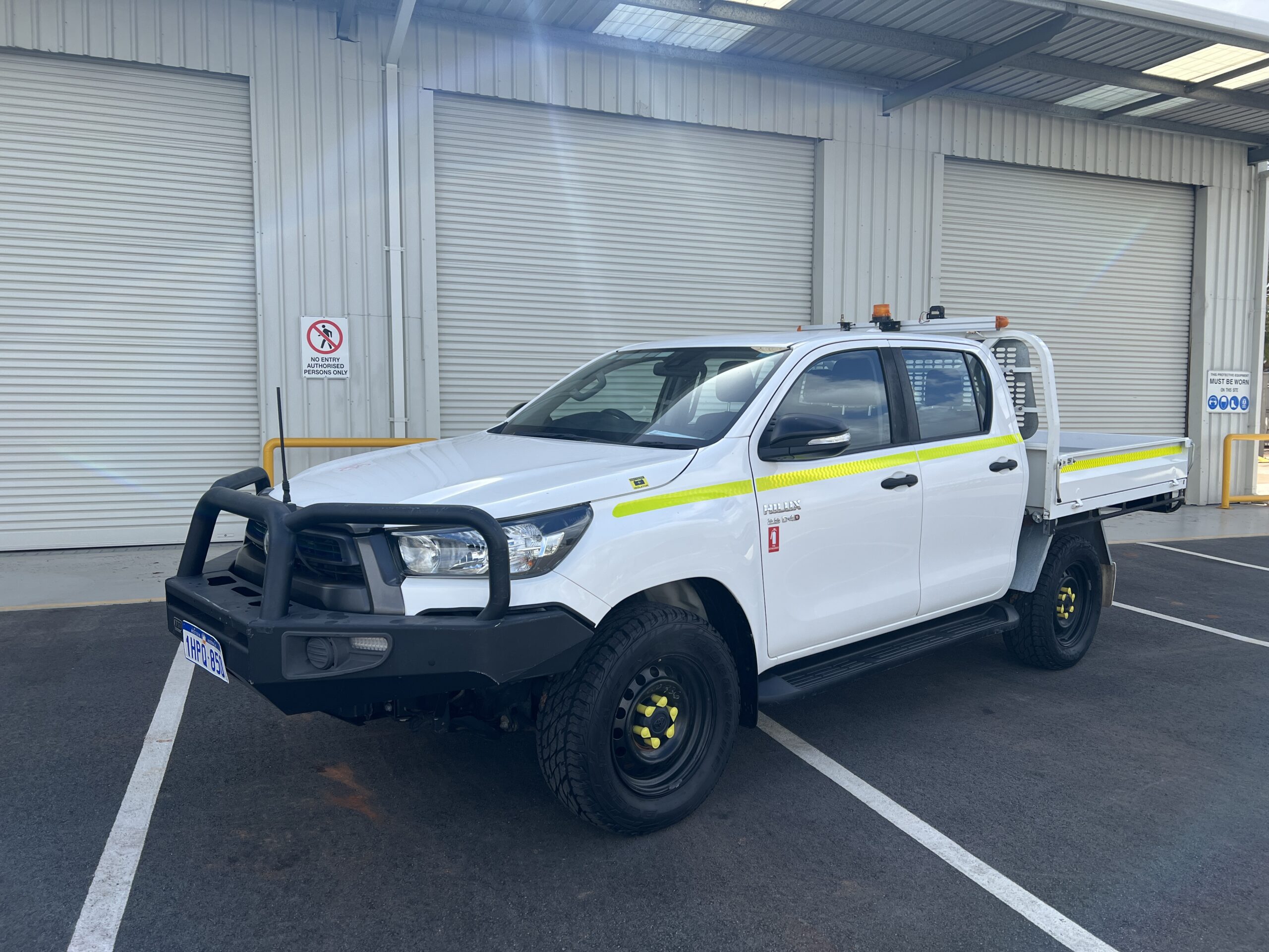 2022 Toyota Hilux Dual Cab Tray – 1HPQ850 image 2