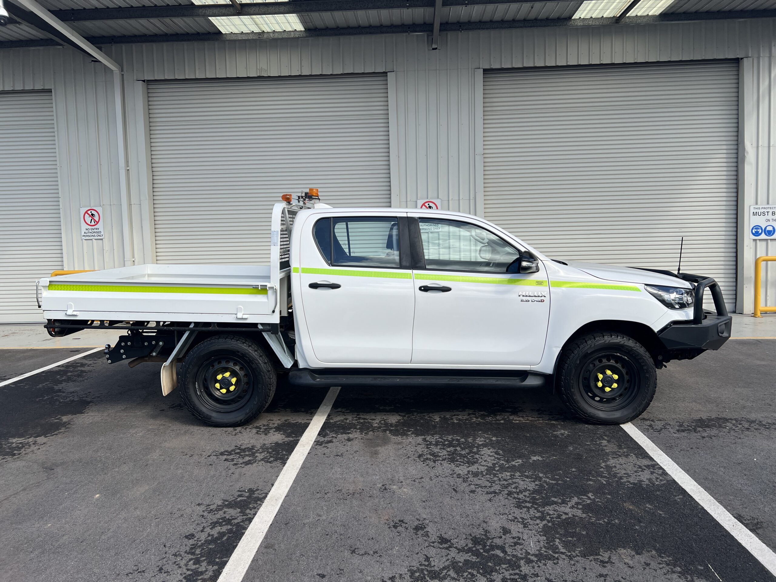 2022 Toyota Hilux Dual Cab Tray – 1HPQ850 image 4